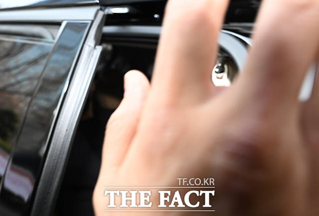 양현석 프로듀서가 공판을 마치고 차량에 탑승한 가운데 경호원이 취재진의 카메라를 손으로 가리고 있다.