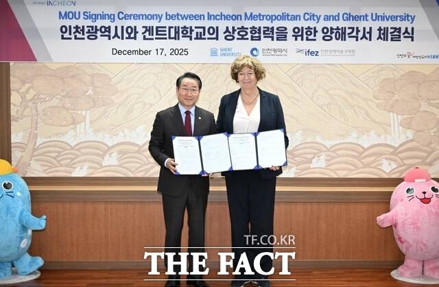유정복 인천시장(왼쪽)이 17일 시청 대접견실에서 열린 인천시와 겐트대학교의 상호 협력을 위한 양해각서 체결식에서 페트라 드 수터 겐트대학교 총장과 양해각서를 체결한 뒤 기념 촬영을 하고 있다. /인천시