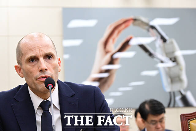 생각에 잠긴 민병기 쿠팡 대외협력 총괄 부사장.