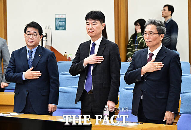 국기에 대한 경례하는 배준영 국민의힘 의원과 박재희 한국공항공사 사장 직무대행, 이학재 인천국제공항공사 사장(왼쪽부터).