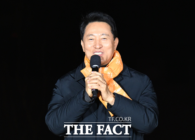 오세훈 서울시장이 12일 오후 서울 광화문광장 육조마당 인근 특설무대에서 열린 '서울윈터페스타' 개막식에 참석해 축사를 하고 있다./이새롬 기자