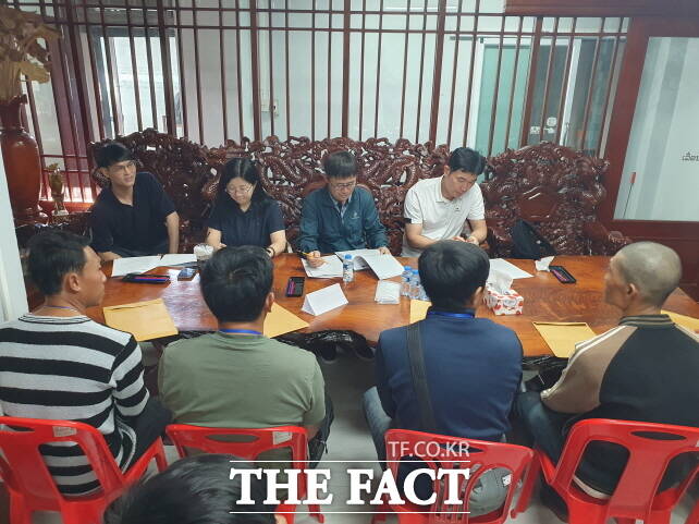 청양군과 정산농협이 최근 라오스 현지 면접 통해 외국인 농업 계절근로자 우수인력을 확보하고 있다. /청양군