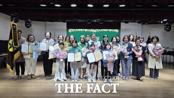 새마을문고대전시지부는 16일 MG한밭새마을금고 아트홀에서 제45회 국민독서경진 대전시 예선대회 시상식을 개최했다. 종합평가 결과 최우수상에 김정화 회장이 이끄는 새마을문고중앙회 대덕구지부 수상했다. /대전시새마을회