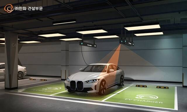 한화 건설부문이 화재감지 기능을 추가한 차세대 천장형 전기차 충전 시스템 'EV 에어스테이션' 개발을 완료하고 내년부터 한화포레나 단지에 도입한다. /한화 건설부문