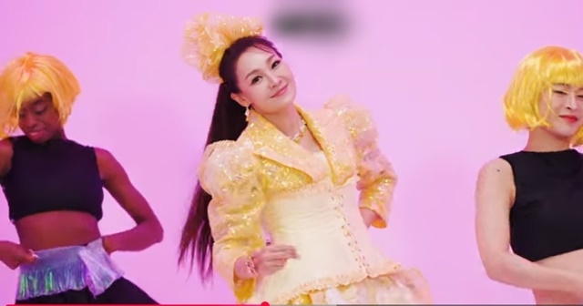 무대에서의 반응 역시 뜨겁다. 지난 12월 13일 열린 아산 모나밸리 연말 디너쇼에서는 '소문 좀 내주세요' 무대가 펼쳐지자 관객들의 박수와 환호가 끊이지 않았다. /박주희TV