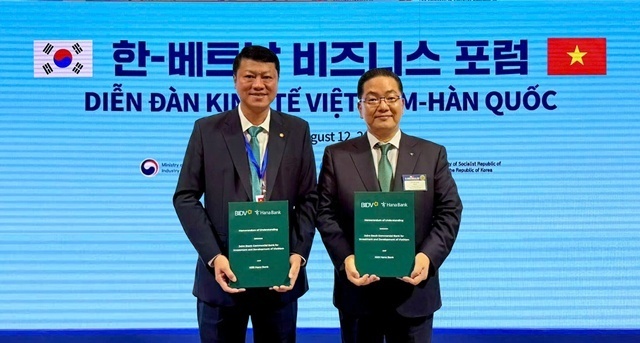 하나은행은 지난 8월 12일 서울시 롯데호텔 본관 크리스탈볼룸에서 열린 '한국‑베트남 비즈니스 포럼'에서 베트남투자개발은행(BIDV)과 '국가 간 QR결제 서비스 활성화를 위한 업무협약'을 체결했다. 이날 행사에 참석한 이호성 은행장이(오른쪽) 레 응옥 람 베트남투자개발은행장과 함께 협약서를 들고 기념촬영을 하고 있다. /하나은행