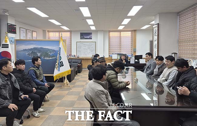 울릉 섬 청년들이 주축이 된 울릉·독도포럼이 21일 정식 출범한다. 사진은 출범에 앞서 16일 남한권 울릉군수와 면담을 통해 배경을 설명하고 주요 군정에 대한 질의를 이어가는 모습. /울릉 독도포럼