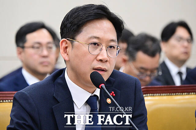 생각에 잠긴 민병기 쿠팡 대외협력 총괄 부사장.