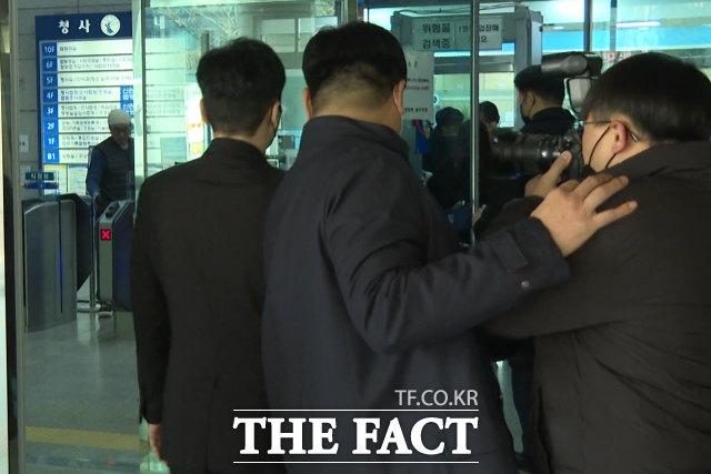 해외에서 명품 시계를 선물 받고 세관에 신고하지 않은 혐의로 기소된 양현석 YG엔터테인먼트 총괄 프로듀서가 17일 오후 서울 마포구 서울서부지방법원에서 열린 공판에 출석하고 있다. 사진은 사설 경호원이 입장하는 과정에서 취재진의 어깨를 툭 치는 모습. /김기범 기자