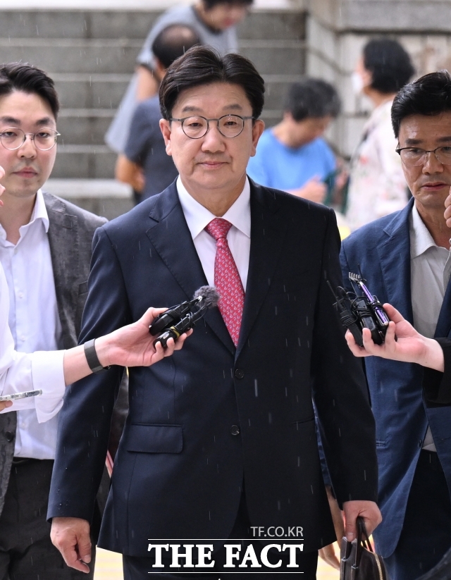 통일교 측으로부터 불법 정치자금을 받은 혐의를 받는 권성동 국민의힘 의원이 지난 9월 서울 서초구 서울중앙지방법원에서 열린 구속영장실질심사에 출석하고 있다./이새롬 기자