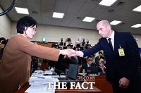  강렬한 눈빛 주고받는 최민희 과방위원장과 로저스 쿠팡 대표이사 [포토]