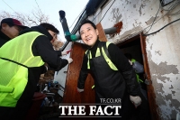  장동혁, 지게지고 '겨울나기 연탄' 배달 [TF사진관]