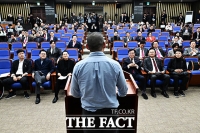  노정태 작가 강연 듣는 국민의힘 의원들 [TF사진관]