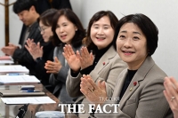  '그냥드림' 현장 간담회에서 박수치는 이스란 차관 [포토]