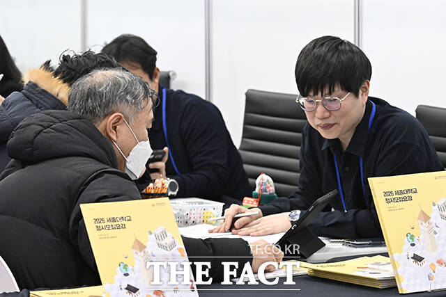 대학 관계자들이 학부모와 수험생에게 입시 요강을 안내하고 있다.