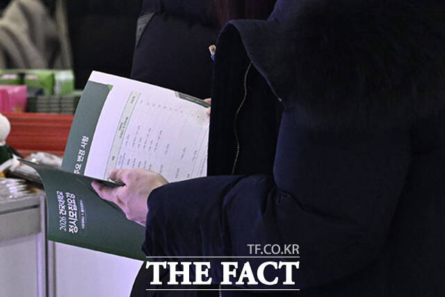 대학 관계자들이 학부모와 수험생에게 입시 요강을 안내하고 있다.