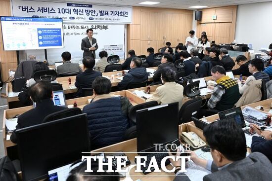 김동근 경기 의정부시장 18일 언론브리핑을 통해 버스의 서비스 수준을 전면적으로 개선하는 정책 방향인 ‘버스 서비스 10대 혁신 방안’을 설명하고 있다. /의정부시