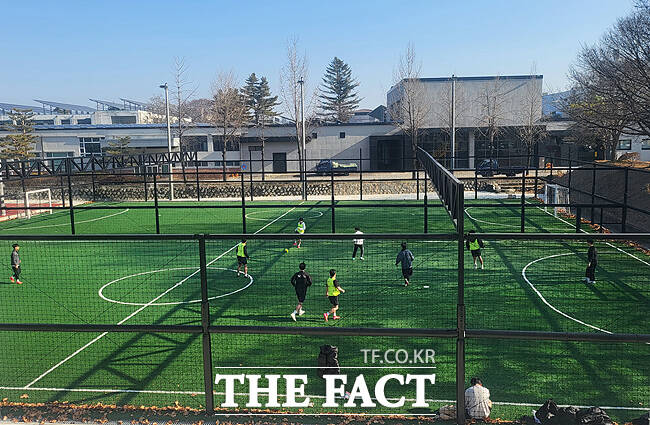 2024년 시비 3억 6000만원을 지원받아 조성된 경북전문대학 내 풋살장. /김성권기자