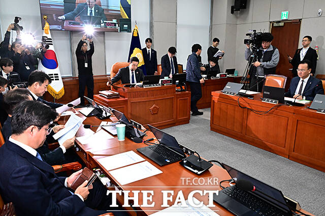 안건 상정하는 김병기 운영위원장.