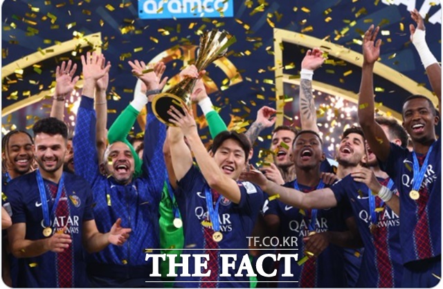 PSG의 공격수 이강인(가운데)이 18일 2025 FIFA 인터콘티넨탈컵 우승 트로피를 들어올리고 있다./PSG