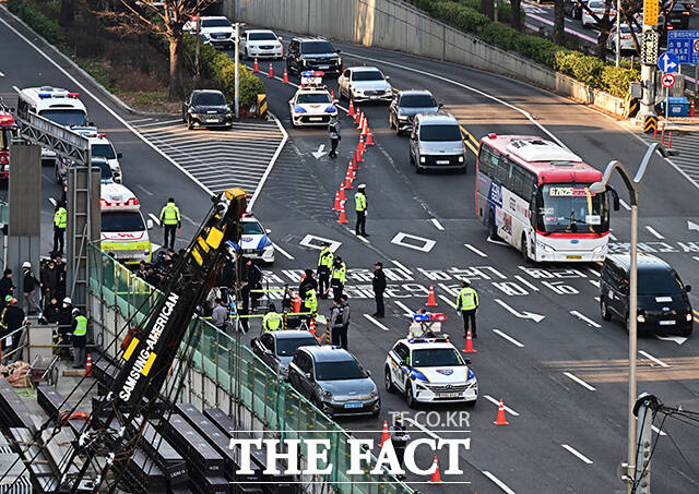 8일 오후 포스코이앤씨가 시공하는 서울 여의도역 신안산선 공사현장 지하 70m 지점에서 철근이 무너지는 사고가 발생한 가운데 경찰들이 차량을 통제하고 있다. /배정한 기자