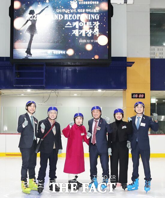 대전 서구가 17일 탄방동에 위치한 남선공원종합체육관 빙상장 재개장식을 개최한 가운데 서철모 청장과 서구의원들이 스케이트를 신고 체험을 하고 있다. /대전 서구