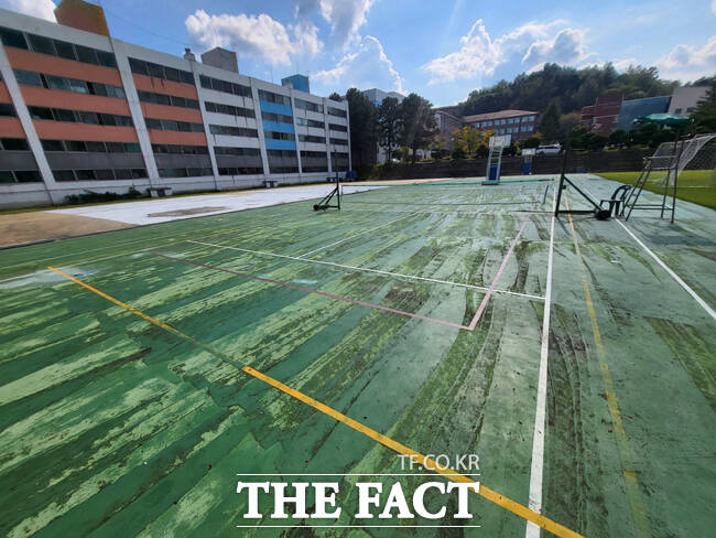 한국폴리텍Ⅵ대학 영주캠퍼스 내 낡고 오래된 농구장(테니스장). /김성권 기자