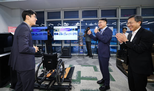 지난 17일 임광현 국세청장이 판교창업존에서 청년 창업자를 위한 세정지원 간담회를 하고 청년 창업 현장을 둘러보고 있다. /국세청