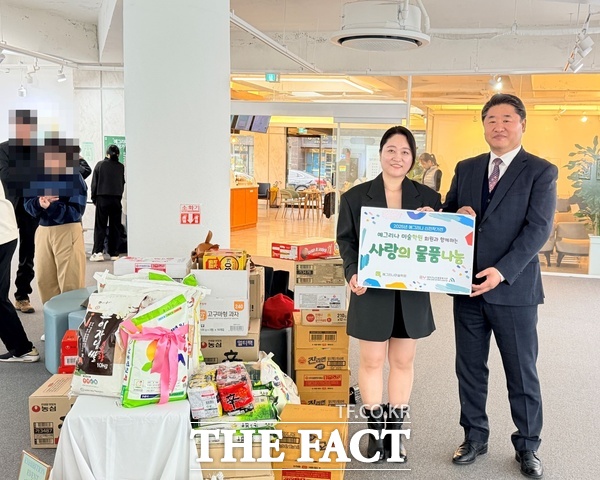 대덕구 송촌동 '예그리나 미술학원'이 17일 개최한 신진작가전에서 화환 대신 쌀과 생필품으로 받아 김형식 대덕구노인종합복지관장에게 전달했다. /대덕구노인종합복지관