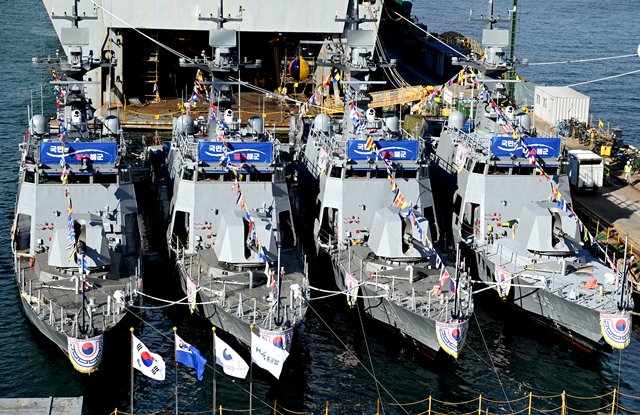 HJ중공업은 방위사업청이 발주한 해군 신형 고속정(검독수리-B Batch-II) 13~16번함 건조 입찰에서 협상대상업체로 선정, 관련 절차를 거쳐 방위사업청과 3125억원 규모의 건조 계약을 체결했다고 18일 밝혔다. 신형고속정 4척 통합진수식 모습. /HJ중공업