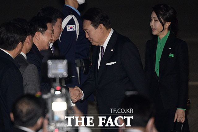 방일을 마친 윤석열 당시 대통령과 김건희 여사가 지난 2023년 3월17일 오후 경기 성남시 서울공항으로 귀국해 마중 나온 김기현 당시 국민의힘 대표(왼쪽)와 악수를 하고 있다. /성남=남윤호 기자