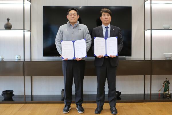 전상익 동서화학공업 사장(왼쪽)과 김재익 KG케미칼 대표(오른쪽). /KG케미칼