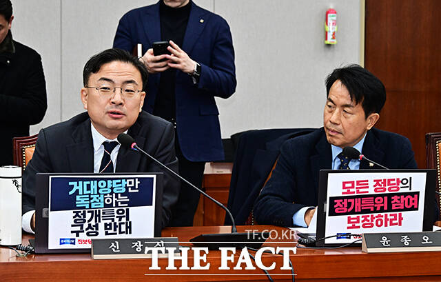 안건에 대한 반대토론하는 신장식 조국혁신당 의원(왼쪽).