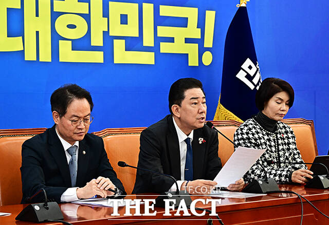 더불어민주당이 내란전담재판부 설치법 수정안을 오는 23일 국회 본회의에서 처리할 방침을 밝혔다. 가운데는 김병기 원내대표./배정한 기자