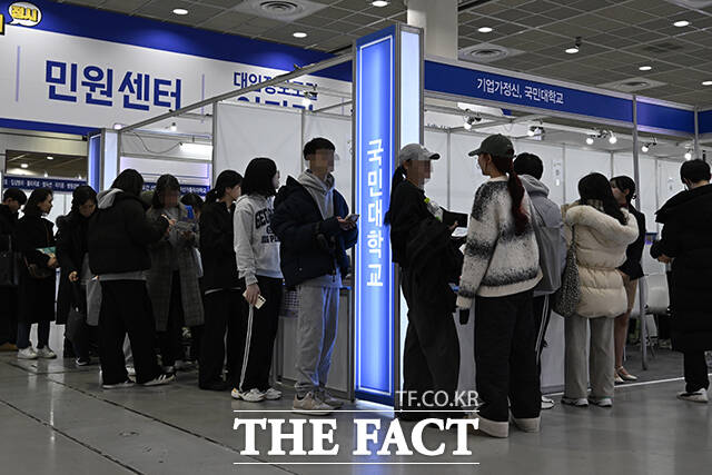 대학 관계자들이 학부모와 수험생에게 입시 요강을 안내하고 있다.