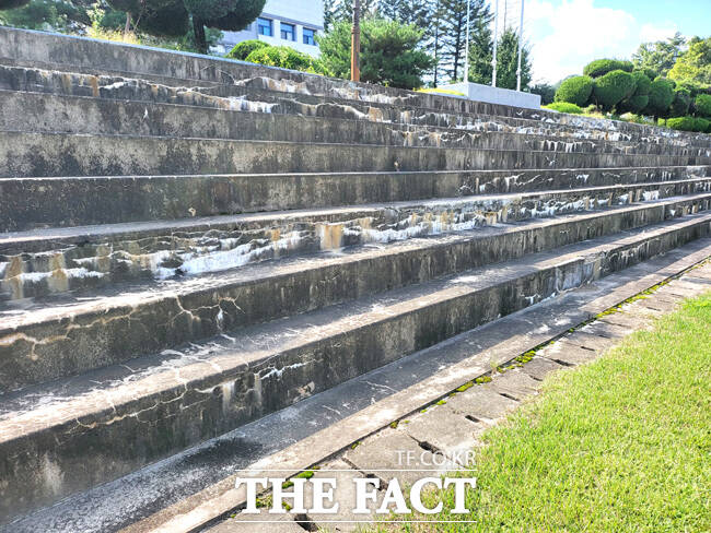 한국폴리텍Ⅵ대학 영주캠퍼스에 노후된 스텐드. /김성권 기자