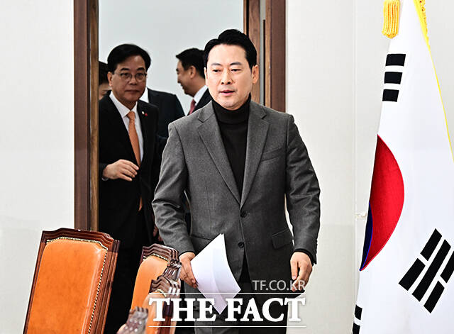 장동혁 국민의힘 대표가 18일 오전 서울 여의도 국회에서 열린 최고위원회의에 참석하고 있다. /국회=배정한 기자