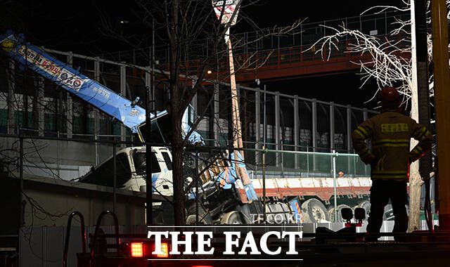 18일 오후 서울 송파구 잠실대교 남단 나들목(IC) 연결체계 개선공사 현장에 크레인이 쓰러져 있다. /박헌우 기자