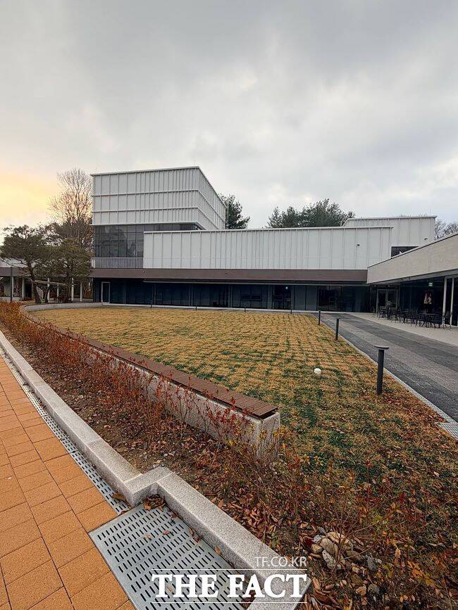 결혼식 후 연회장소로 활용할 수 있는 성남물빛정원 뮤직홀 앞 잔디마당. /성남시