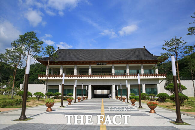 봉화 정자문화생활관전경 /봉화군