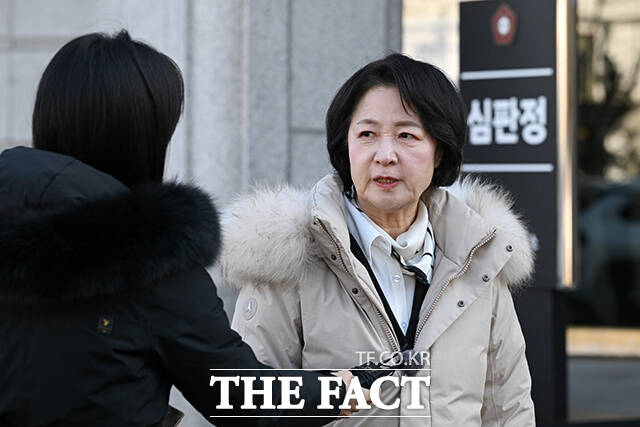 추미애 국회 법제사법위원장이 18일 오후 서울 종로구 헌법재판소에서 열린 조지호 경찰청장 탄핵심판 사건 선고기일 참석하며 취재진의 질문에 답변하고 있다. /서예원 기자