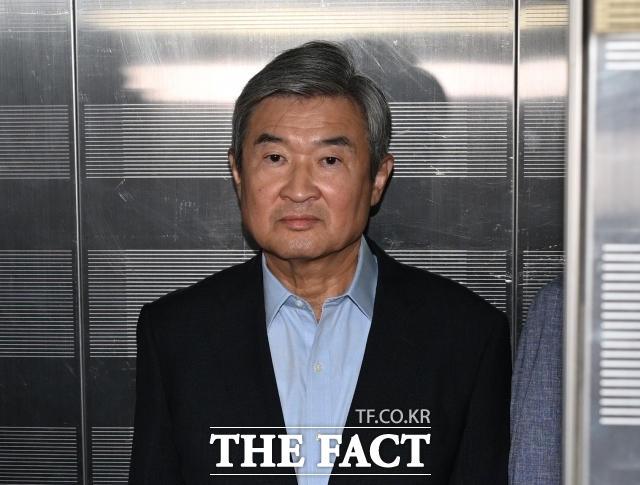 12·3 비상계엄 선포 계획을 듣고도 국회에 보고하지 않는 등 국정원장의 의무를 다하지 않은 혐의로 재판에 넘겨진 조태용 전 국가정보원장 측이 첫 재판에서 혐의를 부인했다. /이새롬 기자