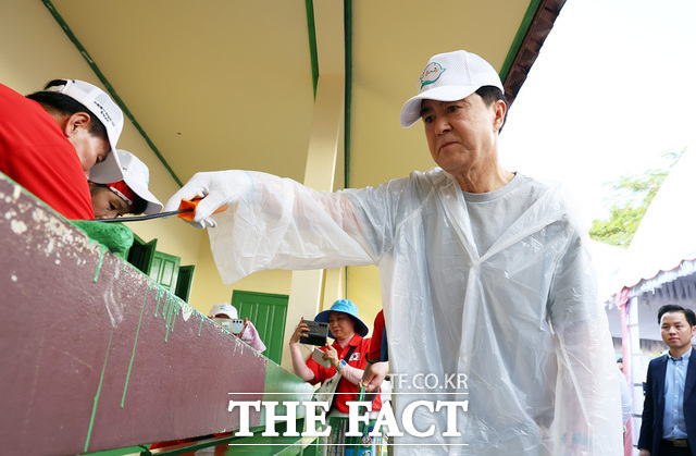 김태흠 충남도지사가 앙야이초등학교 시설 환경 개선 봉사활동에 참여하고 있다. /충남도