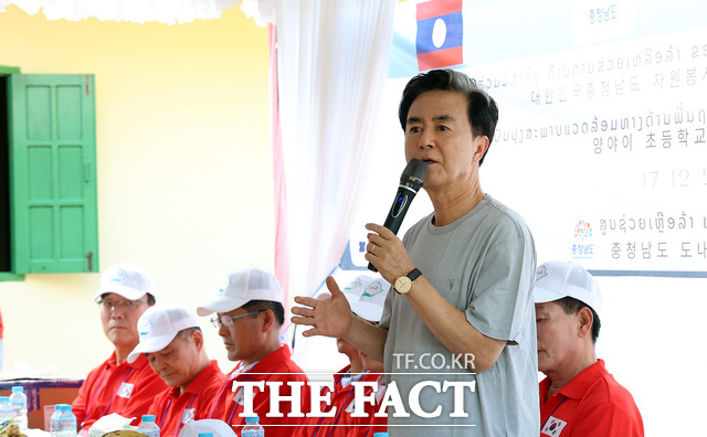 김태흠 충남도지사가 라오스 출장길에 오른 가운데 첫 일정으로 현지 자원봉사 현장인 앙야이초등학교를 을 찾아 인사말을 전하고 있다. /충남도