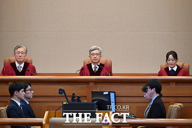 김상환 헌법재판소장(가운데)을 포함한 헌법재판관들이 18일 오후 서울 종로구 헌법재판소에서 열린 조지호 경찰청장 탄핵심판 사건 선고를 위해 대심판정에 자리하고 있다. /서예원 기자