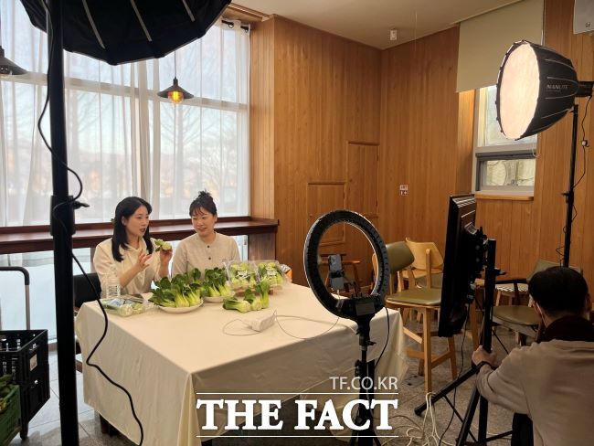 용인시농업기술센터에서 청년농업인을 대상으로 라이브커머스 교육을 진행하는 모습. /용인시