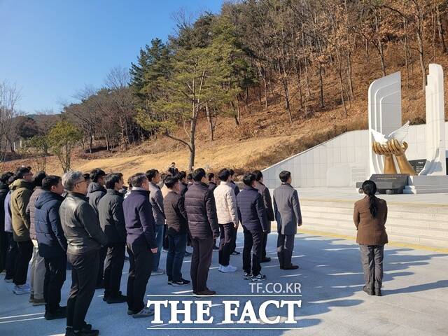 의령4·26추모공원에 경찰대학 총경급 고위직 교육생 67명이 찾아와 헌화와 묵념을 하고 있다. /의령군