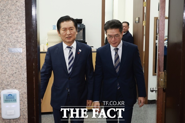 정청래 더불어민주당 대표(왼쪽)와 정원오 성동구청장이 18일 서울 여의도 국회 당대표실에서 면담 후 대표실을 나서고 있다. /뉴시스