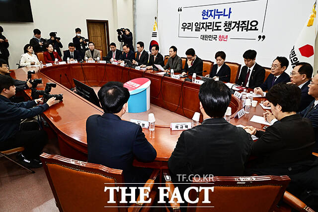 국민의힘이 오는 22일 개최 예정인 본회의에 내란전담재판부 설치 법안 상정 시 필리버스터를 검토할 예정이다. 사진은 18일 서울 여의도 국회에서 열린 국민의힘 최고위원회의. /배정한 기자