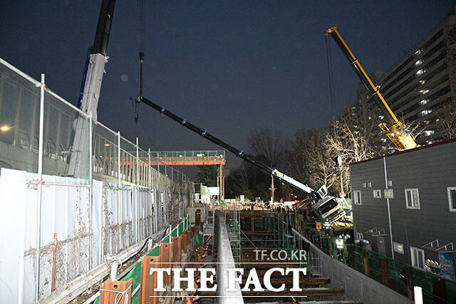 18일 오후 서울 송파구 잠실대교 남단 나들목(IC) 연결체계 개선공사 현장에 크레인이 쓰러져 있다. /박헌우 기자